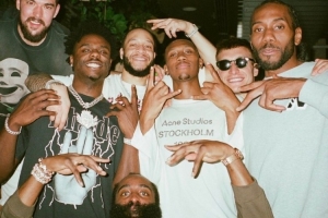 皇冠体育-哈登晒快船合照:团结一心 众志成城