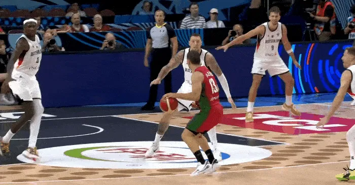 皇冠体育-势大力沉！克塔挡拆下顺起飞，空中单手上演空接隔扣打成2+1