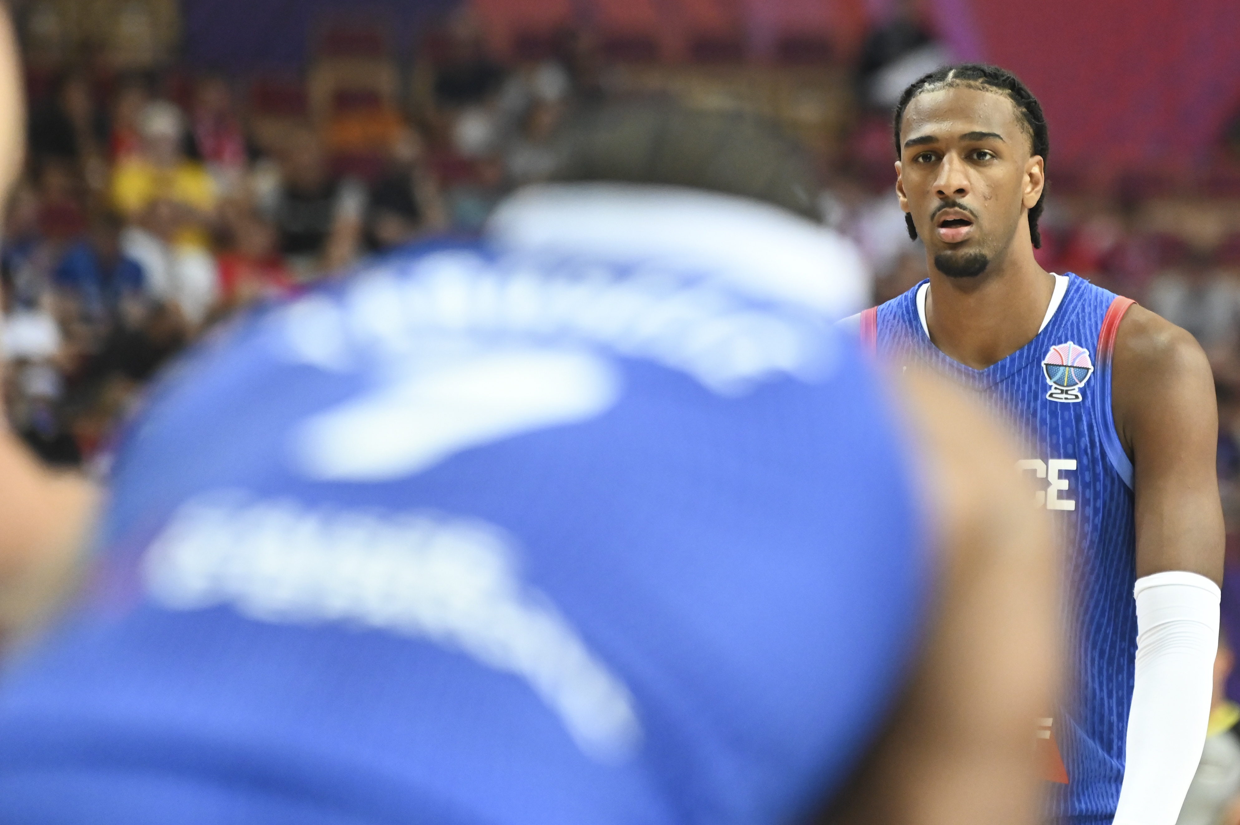 萨尔专属战靴亮相欧锦赛，揭秘球星同款签名鞋设计