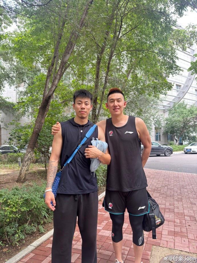 皇冠体育-付豪晒与张镇麟&amp;amp;刘雁宇等合照：人生总有很多分岔路口 祝开心顺利