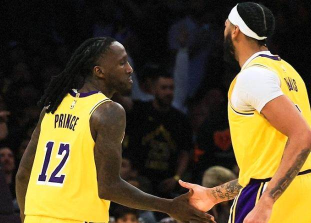 皇冠体育代理平台-【现场】疲态尽显觉醒太晚 感恩节之战湖人主场憾负