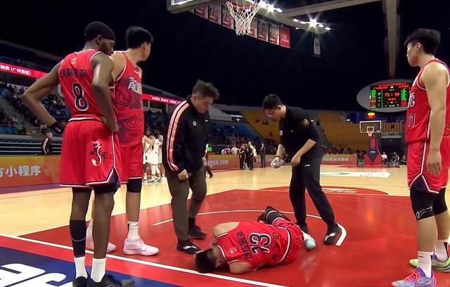 皇冠体育代理平台-噩梦!复出之战又受伤,郭艾伦膝盖受创,被担架抬出,或赛季报销